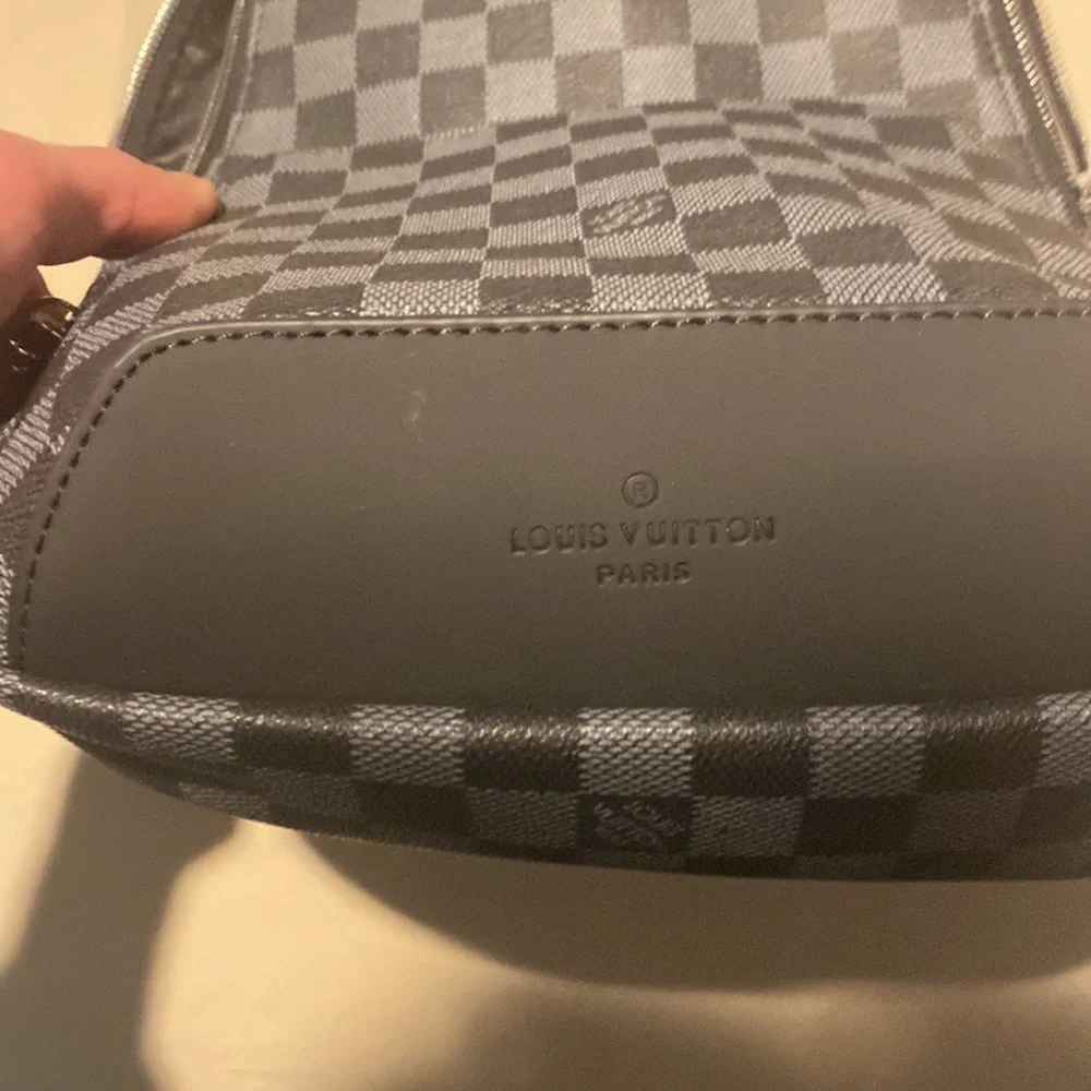 Luis Vuitton bag - Picture 2 of 4